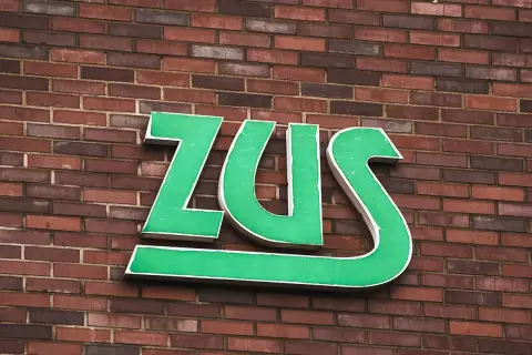 Zielone litery ZUS na ceglanej ścianie. Zastanawiasz się, jak długo jeszcze będzie działał mały zus plus?