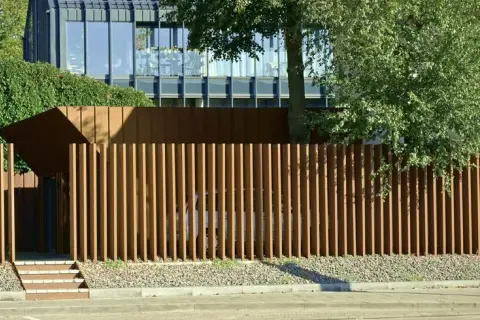 Ogrodzenie 120 czy 150 cm: które lepiej chroni prywatność i budżet?