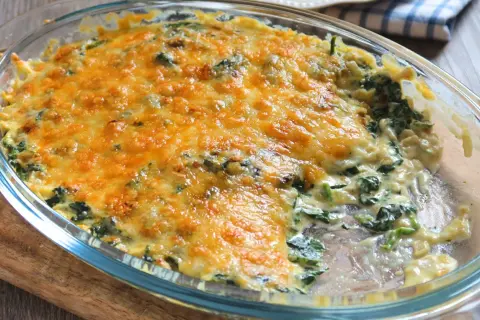 Espinacas a la crema con nata, gratinadas con queso dorado y burbujeante. Un plato reconfortante y delicioso.