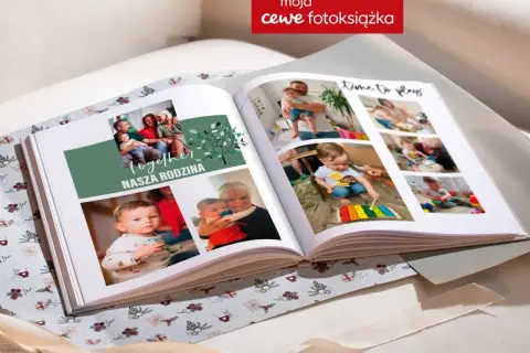 Otwarta fotoksiążka cewe z rodzinnymi zdjęciami. Czas realizacji jest krótki, by szybko cieszyć się wspomnieniami.