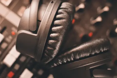Muzyka elektroniczna historia: Kluczowe momenty i wpływ na kulturę
