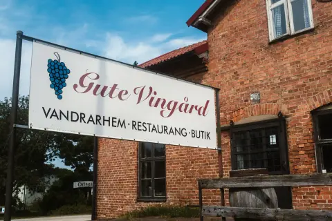 Gute Vingård: en mysig vingård med restaurang och butik. En skylt visar vägen till detta charmiga ställe.