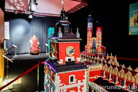 Wspaniała wystawa klocków LEGO w Poznaniu! Zobaczysz tu miniatury znanych budowli, jak Ratusz i Kościół Mariacki, zbudowane z milionów klocków.