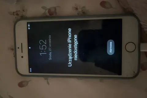 iPhone 7 z komunikatem "Urządzenie iPhone niedostępne" na ekranie blokady.