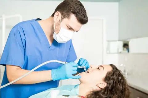 Zarobki dentystów w Polsce: Ile zarabia dentysta? Sprawdź!