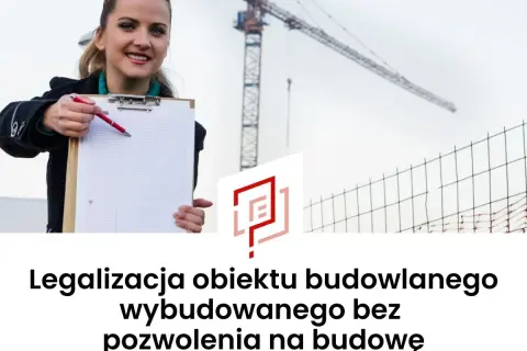Kobieta z notatkami i długopisem wskazuje na dokumenty. W tle dźwig budowlany i siatka. Temat: legalizacja samowoli budowlanej.