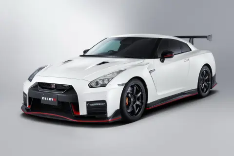 Biały Nissan R35 Nismo z czarnymi felgami i czerwonymi akcentami, gotowy do podboju toru.