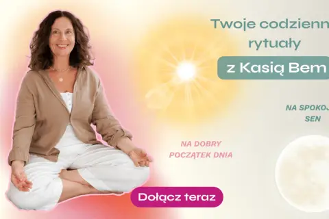 Kobieta w pozycji medytacyjnej. Dowiedz się, czym jest medytacja i jak może pomóc Ci w dobrym początku dnia i spokojnym śnie.