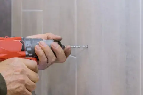 Bezpieczne wiercenie w kafelkach i gresie: Uniknij pęknięć!