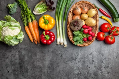 Légumes frais variés. Pour la spondylarthrite ankylosante, aliments interdits ? Ces légumes sont généralement bons.