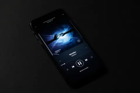 Darmowa muzyka ze Spotify? Poznaj metody, ryzyka i alternatywy