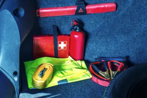 Apteczka, gaśnica, trójkąt i pasy. Brak gaśnicy grozi mandatem.