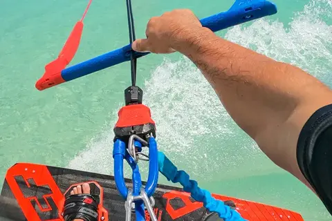 Jak zacząć kitesurfing: kluczowe informacje dla początkujących sportowców