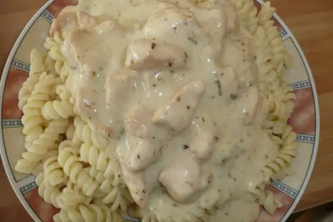 Pyszny makaron fusilli z kurczakiem w kremowym sosie śmietanowym, doprawionym ziołami. Idealny obiad!