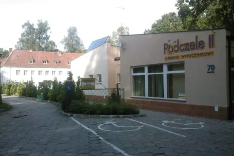 Ośrodek wypoczynkowy "Podczele II" z parkingiem dla niepełnosprawnych.