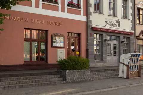Muzeum Ziemi Puckiej i sklep z rękodziełem szklanym Puck Glas to ciekawe puck atrakcje.