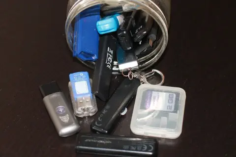 Varias memorias USB y tarjetas SD, algunas listas para encriptar información importante.