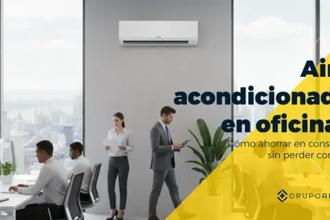 Oficina moderna con aire acondicionado. Personas trabajando, optimizando el consumo sin perder confort.