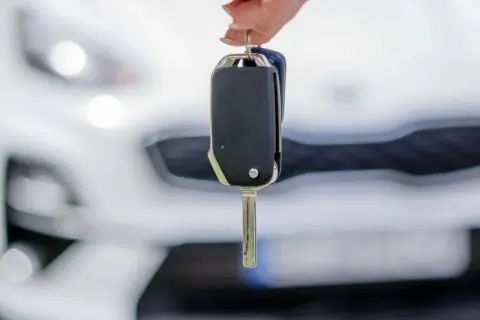 Kluczyki do nowego samochodu w leasing. Ciesz się jazdą bez zmartwień!