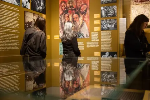 Wystawa prezentuje obrazy i teksty, w tym zagadki słowne, związane z tradycją religijną.