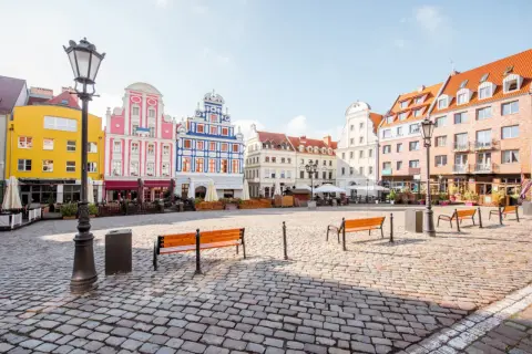 Kolorowe kamienice na Rynku Siennym w Szczecinie, urokliwe **szczecin atrakcje** zapraszają do spacerów.
