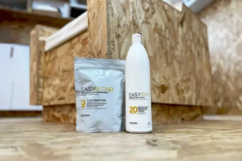 Poudre décolorante et oxydant pour une décoloration cheveux colorés réussie. Le kit EasyBlond et EasyOxy promet un éclaircissement jusqu'à 9 tons.