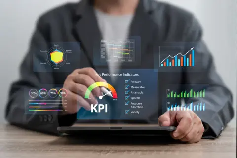 Analiza wskaźników efektywności (KPI) na wykresach i diagramach. Widoczne są kluczowe metryki, takie jak mierzalność, osiągalność i specyfika.