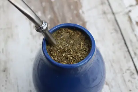 Niebieskie naczynie z yerba mate i metalową bombillą. Zastanawiasz się, ile yerby dziennie pić?