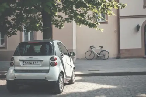 Czy na samochód Smart trzeba mieć prawo jazdy? Sprawdź wymagania i konsekwencje.