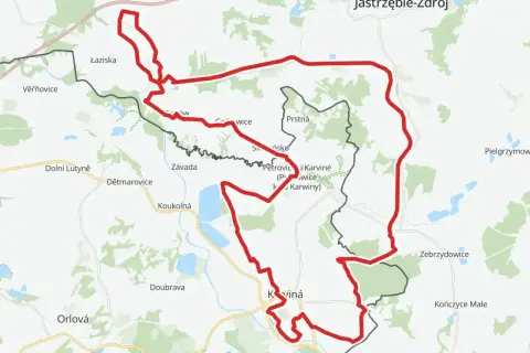 Mapa z zaznaczoną czerwoną trasą rowerową, prowadzącą przez tereny z nazwami miejscowości jak Łaziska, Petrovice, Karviná, Zebrzydowice.