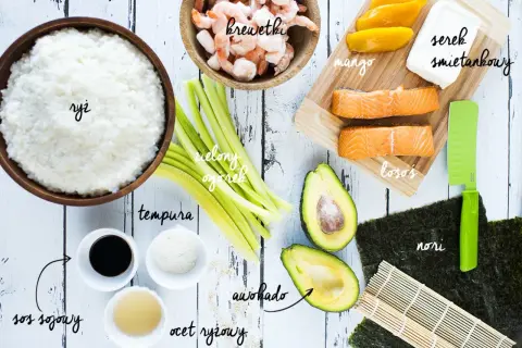 Domowe sushi z łososiem, krewetkami, mango, awokado, ogórkiem, serkiem śmietankowym i ryżem.