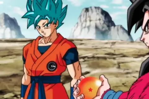 Goku, dragon ball hero, z niebieskimi włosami i w pomarańczowym gi, otrzymuje Smoczą Kulę.