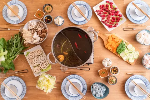 Chinesische Rezepte wie im Restaurant: Ein Hot Pot mit Fleisch, Garnelen, Pilzen, Gemüse und verschiedenen Dips lädt zum Genießen ein.