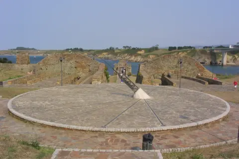 Reloj de sol en el cargadoiro ribadeo, con vistas a la ría y al puente.