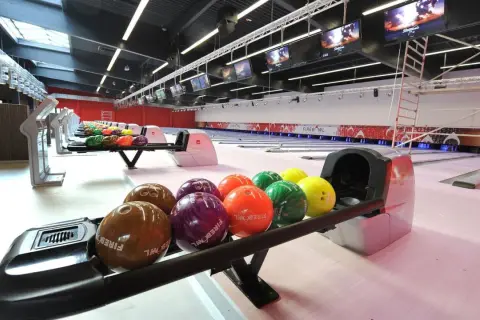 Bunte Bowlingkugeln warten auf ihren Einsatz in Wermelskirchen. Die Bahnen sind bereit für spannende Spiele.
