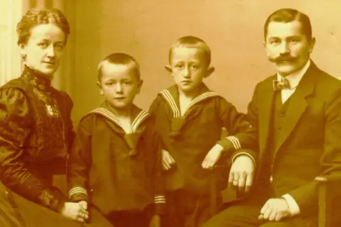 Die Familie von Freyberg posiert für ein Porträt: Mutter, Vater und zwei Söhne in Matrosenanzügen.
