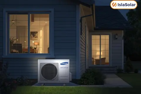 Unidad exterior de aerotermia Samsung, ideal para apagar aerotermia por la noche y ahorrar energía. Casa iluminada al anochecer.