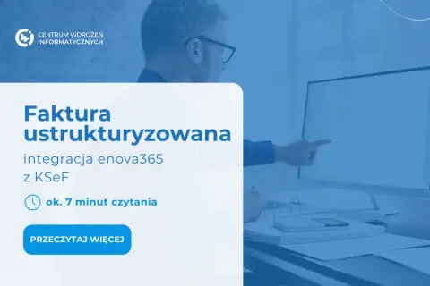 Mężczyzna w okularach pracuje przy komputerze, na ekranie widoczny tekst "Faktura ustrukturyzowana".