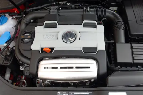Silnik TSI z Golfa 5. Widoczny jest charakterystyczny symbol VW i napisy TSI.
