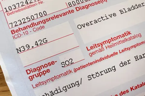 Medizinische Unterlagen zeigen ICD-10-Code N39.42G für überaktive Blase. Dies ist keine Schulphobie, aber eine relevante Diagnose.