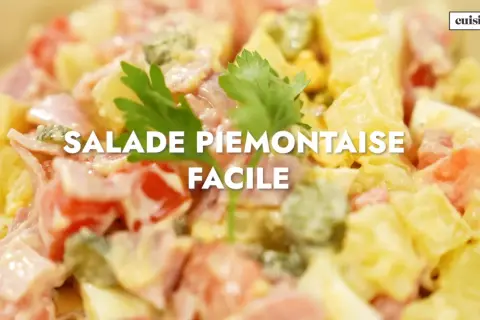 Une salade piémontaise facile et savoureuse, garnie de persil frais. La vraie recette pour un délice estival.