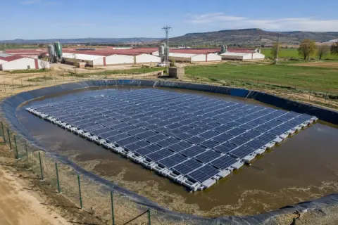 Granja en Aragón con subvenciones para placas solares flotantes en balsa, generando energía limpia para sus instalaciones.
