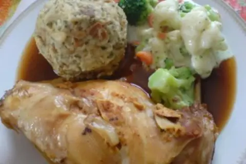 Ein deftiges Karnickel-Rezept mit Klößen und Gemüse in brauner Soße.