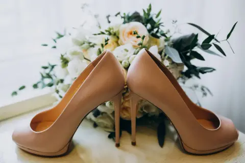 Jakie buty do sukni wieczorowej, aby wyglądać olśniewająco?