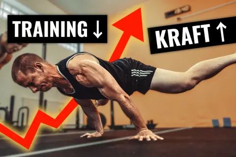 Mann in Liegestütz-Position, roter Pfeil zeigt nach oben. Text: "TRAINING ↓ KRAFT ↑". Hilft, Muskelabbau nach OP zu verhindern.