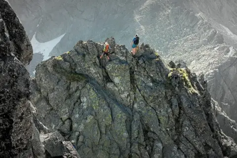 Dwóch alpinistów pokonuje skalistą grań. Jeden z nich zjeżdża na linie, drugi czeka na szczycie. To ich droga Martina.
