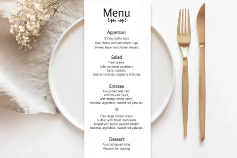 Menu weselne z daniami, talerzem i złotymi sztućcami.