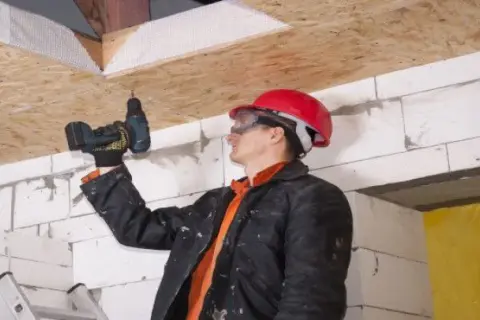 Jaka grubość płyty OSB na sufit? Uniknij błędów przy wyborze