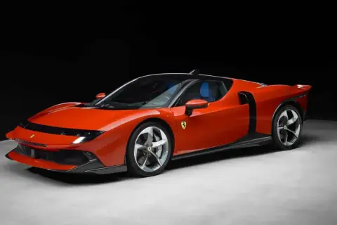 Iconica Ferrari 849 Testarossa arancione, con interni blu, su sfondo scuro.
