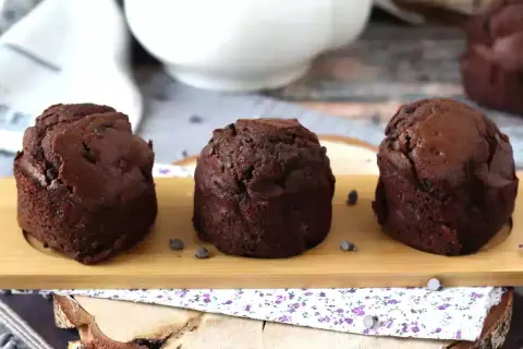 Tre saftiga muffins choklad, perfekta för en fika.
